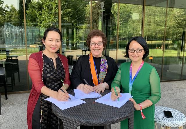 Changfeng Chen (Tsinghua University), Janet Wasko (IAMCR president) and Yik Chan Chin (Xi’an Jiaotong-Liverpool University) sign the agreement to hold the conference in Beijing CHEN Changfeng, Janet Wasko and CHIN Yik Chan sign the agreement to hold the conference in Beijing